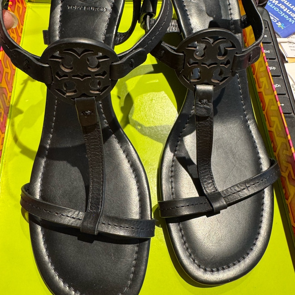 Stylish Gabriel Black wedge cald
leather sandals